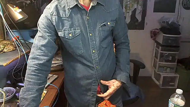 Snapshot of CloudDadddyyy420 chatting on 11/17/25, 07:36 CloudDadddyyy420 online show from 11/17/25, 07:36