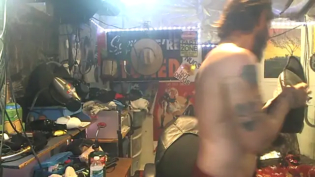 Snapshot of CloudDadddyyy420 chatting on 12/16/25, 11:21 CloudDadddyyy420 online show from 12/16/25, 11:21