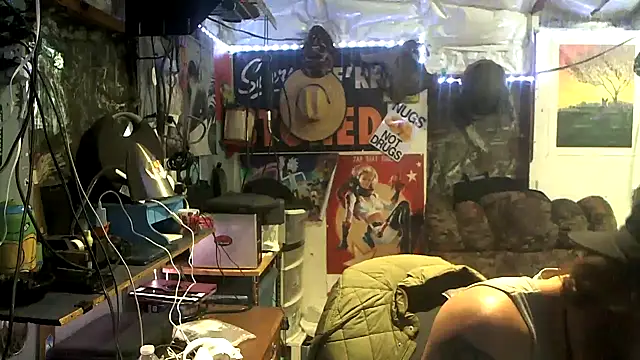 Snapshot of CloudDadddyyy420 chatting on 12/20/25, 07:32 CloudDadddyyy420 online show from 12/20/25, 07:32