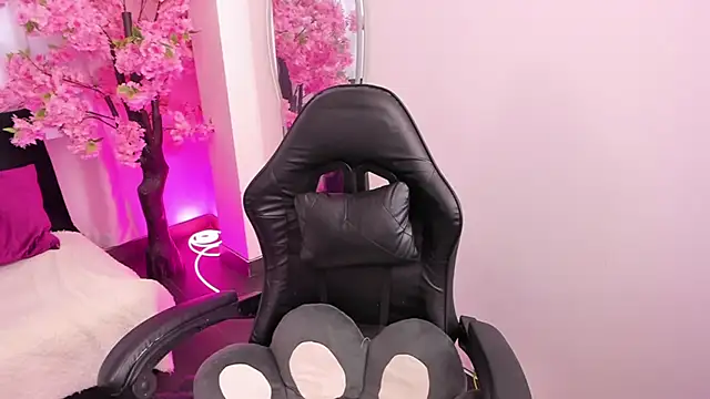 KAROLIVONNE online show from 04/23/26, 09:17