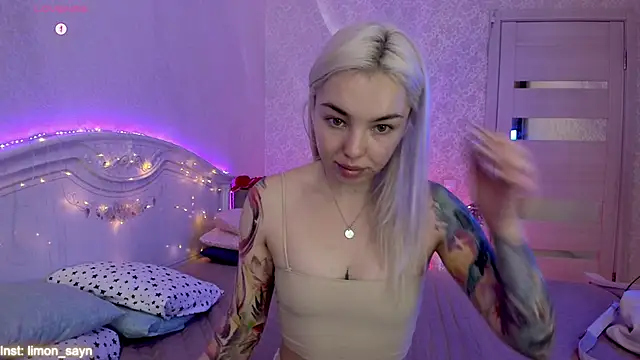 LillyMoure  online show from 10/04/25, 11:58