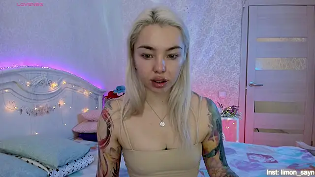 LillyMoure  online show from 11/01/25, 11:07