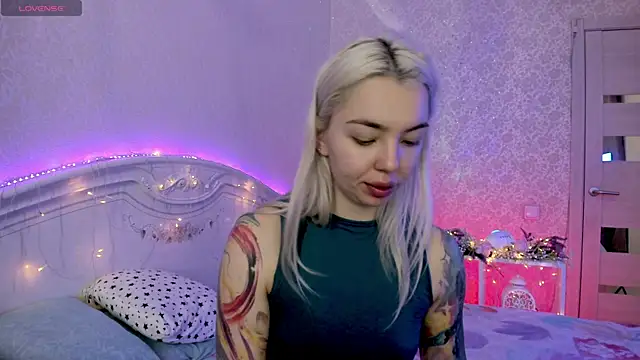 LillyMoure  online show from 11/08/25, 02:23