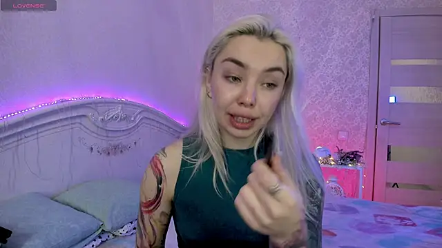 LillyMoure  online show from 11/13/25, 12:20