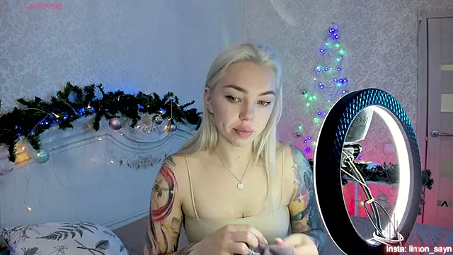 LillyMoure  online show from 12/19/25, 11:23