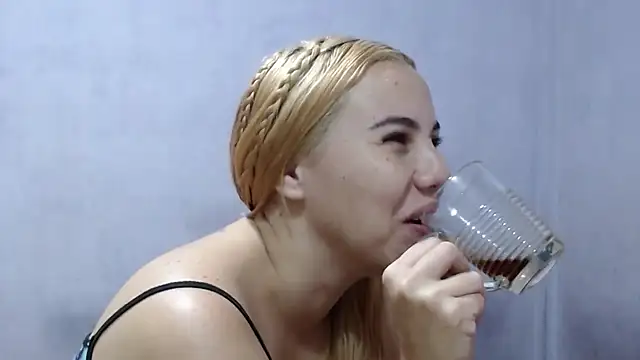 Snapshot of sexy_couple29 chatting on 01/14/25, 10:27 sexy couple29 online show from 01/14/25, 10:27