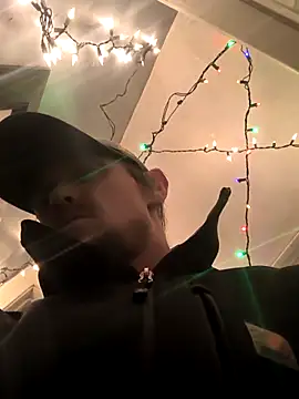 Snapshot of Midwestalpha chatting on 12/15/25, 01:21 Midwestalpha online show from 12/15/25, 01:21