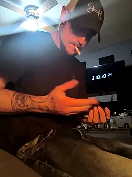 Snapshot of Midwestalpha chatting on 12/17/25, 09:10 Midwestalpha online show from 12/17/25, 09:10