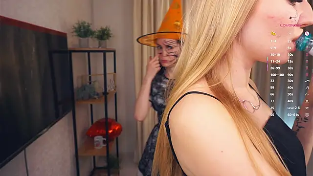 Snapshot of EllenReeves chatting on 10/31/25, 06:25 EllenReeves online show from 10/31/25, 06:25