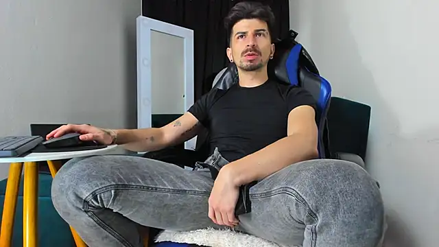 Snapshot of LiamCossio_ chatting on 01/10/25, 06:42 LiamCossio online show from 01/10/25, 06:42