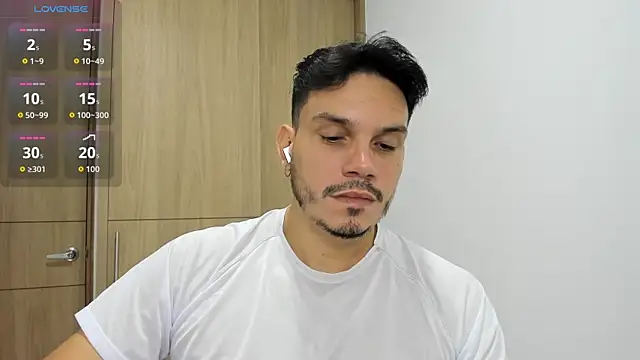 Snapshot of alejandro_stark chatting on 10/22/25, 10:04 alejandro stark online show from 10/22/25, 10:04