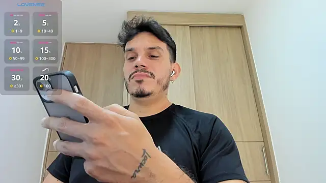 Snapshot of alejandro_stark chatting on 10/29/25, 04:04 alejandro stark online show from 10/29/25, 04:04