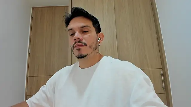 Snapshot of alejandro_stark chatting on 11/29/25, 08:06 alejandro stark online show from 11/29/25, 08:06