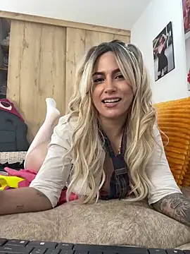 Snapshot of zafiro_mo0n chatting on 12/30/24, 12:22 zafiro mo0n online show from 12/30/24, 12:22