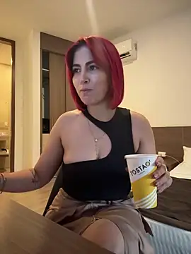 Snapshot of zafiro_mo0n chatting on 01/06/25, 10:37 zafiro mo0n online show from 01/06/25, 10:37