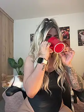 Snapshot of zafiro_mo0n chatting on 01/12/25, 04:00 zafiro mo0n online show from 01/12/25, 04:00