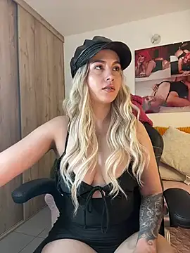 Snapshot of zafiro_mo0n chatting on 01/13/25, 12:09 zafiro mo0n online show from 01/13/25, 12:09