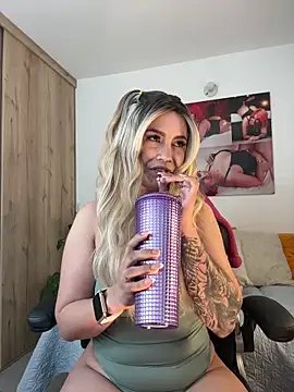 Snapshot of zafiro_mo0n chatting on 01/30/25, 10:08 zafiro mo0n online show from 01/30/25, 10:08