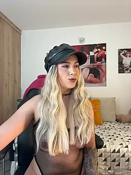 Snapshot of zafiro_mo0n chatting on 02/10/25, 09:47 zafiro mo0n online show from 02/10/25, 09:47