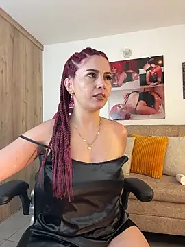 Snapshot of zafiro_mo0n chatting on 02/21/25, 02:06 zafiro mo0n online show from 02/21/25, 02:06