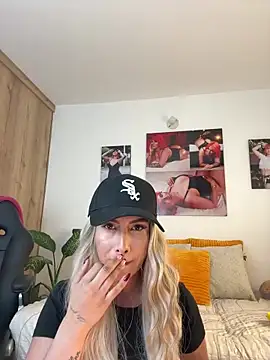 Snapshot of zafiro_mo0n chatting on 02/24/25, 10:58 zafiro mo0n online show from 02/24/25, 10:58