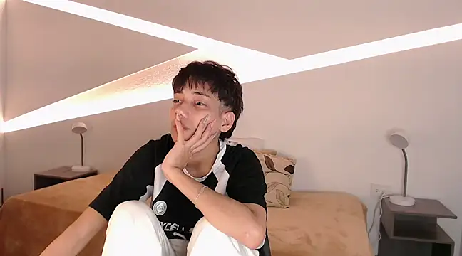 hot little bunny online show from 01/17/25, 09:28