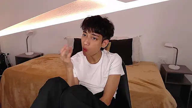 hot little bunny online show from 02/02/25, 09:34