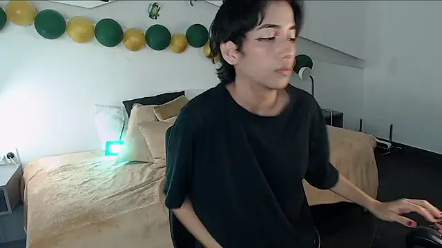 hot little bunny online show from 03/17/25, 11:54