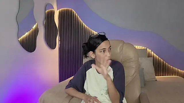 hot little bunny online show from 04/21/26, 09:06