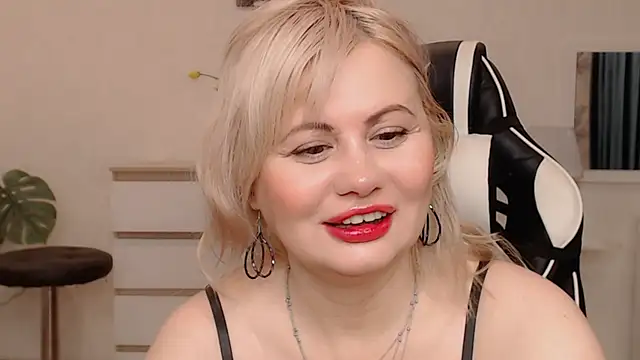 Snapshot of Lola_Richie chatting on 10/12/25, 05:50 Lola Richie online show from 10/12/25, 05:50