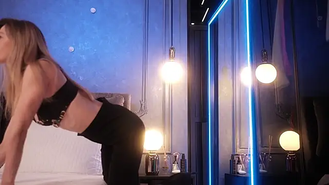 Snapshot of Rikka_Moore chatting on 10/25/25, 11:40 Rikka Moore online show from 10/25/25, 11:40