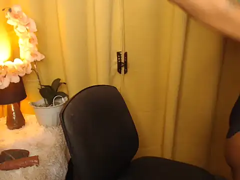 Snapshot of Victoria_Saint chatting on 02/20/25, 12:15 Victoria Saint online show from 02/20/25, 12:15