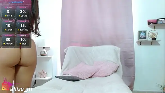 Snapshot of aliicee_m chatting on 02/15/26, 01:41 aliicee m online show from 02/15/26, 01:41