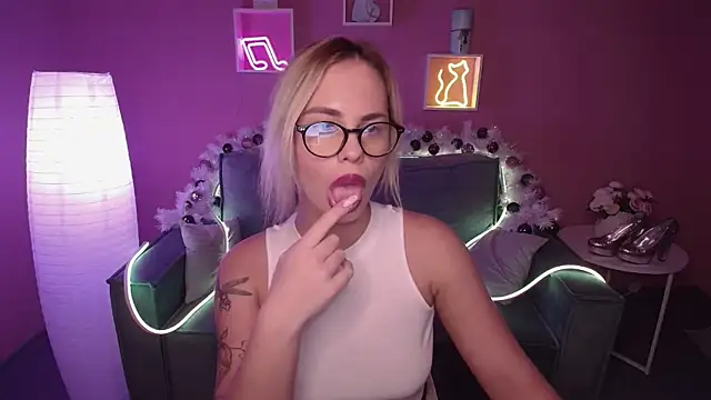 Snapshot of RikaRaily chatting on 12/19/24, 09:51 RikaRaily online show from 12/19/24, 09:51