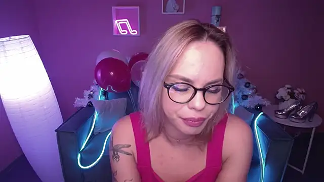 Snapshot of RikaRaily chatting on 12/27/24, 10:34 RikaRaily online show from 12/27/24, 10:34