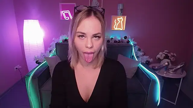 Snapshot of RikaRaily chatting on 01/11/25, 06:03 RikaRaily online show from 01/11/25, 06:03