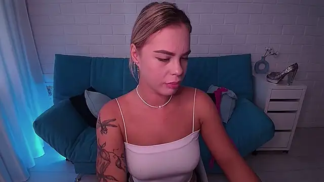 Snapshot of RikaRaily chatting on 09/10/25, 05:40 RikaRaily online show from 09/10/25, 05:40