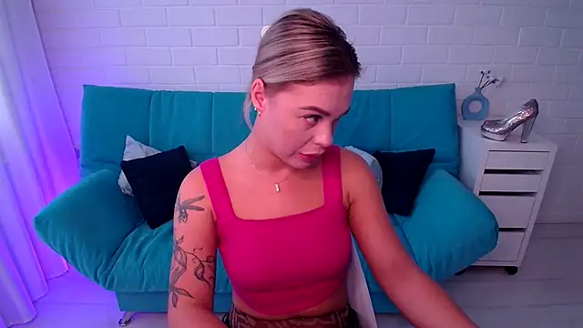 Snapshot of RikaRaily chatting on 09/21/25, 06:48 RikaRaily online show from 09/21/25, 06:48