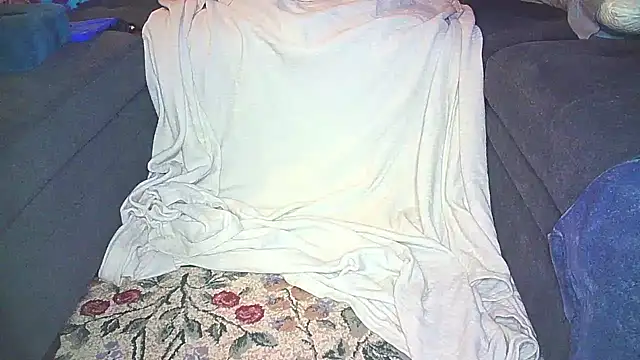 Snapshot of G__u__y chatting on 11/30/25, 05:06 G u y online show from 11/30/25, 05:06