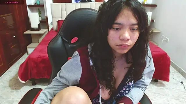 Snapshot of laureentt_ chatting on 02/21/25, 06:18 laureentt online show from 02/21/25, 06:18