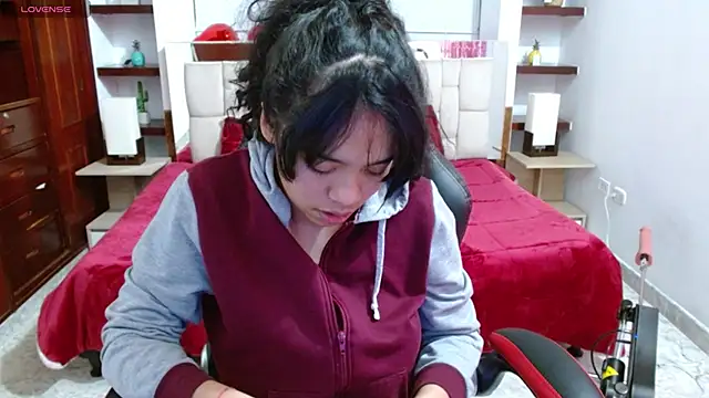 Snapshot of laureentt_ chatting on 02/22/25, 09:45 laureentt online show from 02/22/25, 09:45