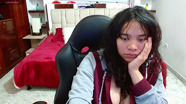 Snapshot of laureentt_ chatting on 03/04/25, 06:15 laureentt online show from 03/04/25, 06:15