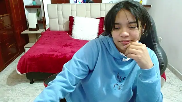 Snapshot of laureentt_ chatting on 03/20/25, 03:02 laureentt online show from 03/20/25, 03:02