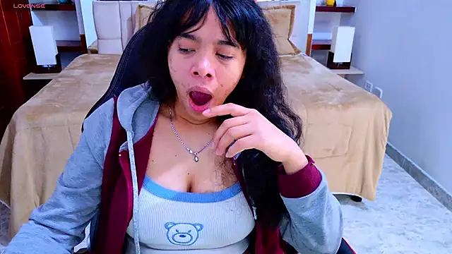 Snapshot of laureentt_ chatting on 10/15/25, 03:28 laureentt online show from 10/15/25, 03:28