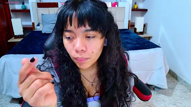 Snapshot of laureentt_ chatting on 10/25/25, 03:03 laureentt online show from 10/25/25, 03:03