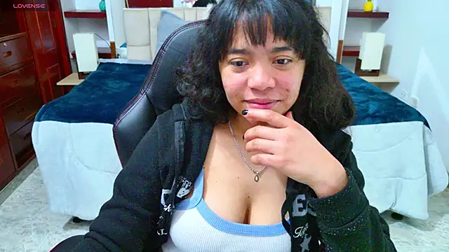 Snapshot of laureentt_ chatting on 10/30/25, 03:08 laureentt online show from 10/30/25, 03:08