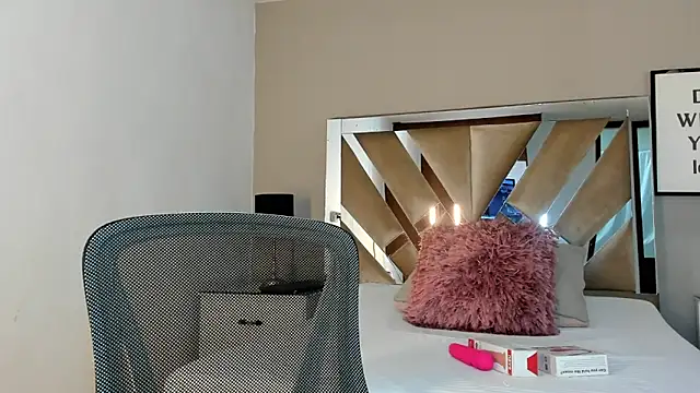 sharlott18 online show from 12/26/24, 06:43