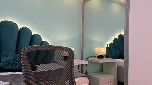 sharlott18 online show from 10/10/25, 12:15