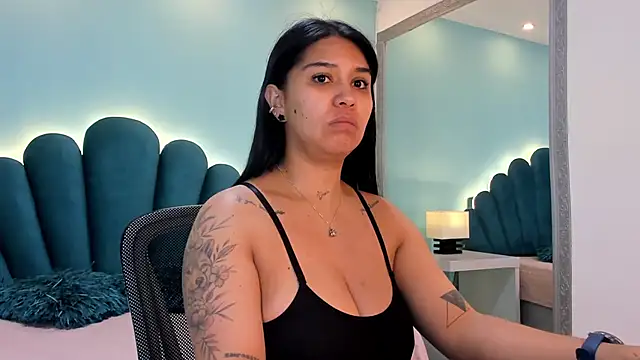 sharlott18 online show from 11/26/25, 12:39