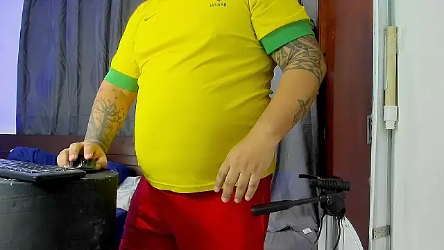 Snapshot of Latino_bigcock chatting on 02/21/25, 02:48 Latino bigcock online show from 02/21/25, 02:48